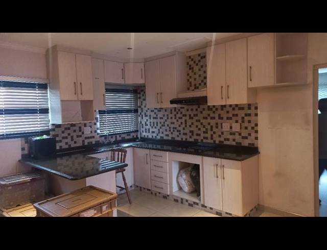 5 BEDROOM HOUSE FOR SALE IN BONELA
